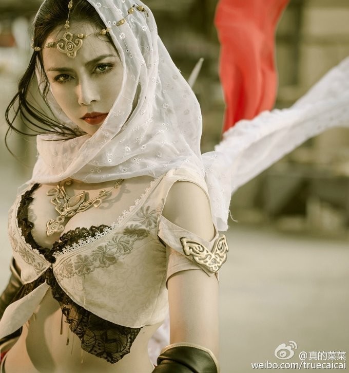 女神级中国coser「真的菜菜」 爆表魅力让众人想被她踩在脚下！