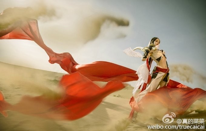 女神级中国coser「真的菜菜」 爆表魅力让众人想被她踩在脚下！