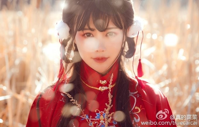 女神级中国coser「真的菜菜」 爆表魅力让众人想被她踩在脚下！