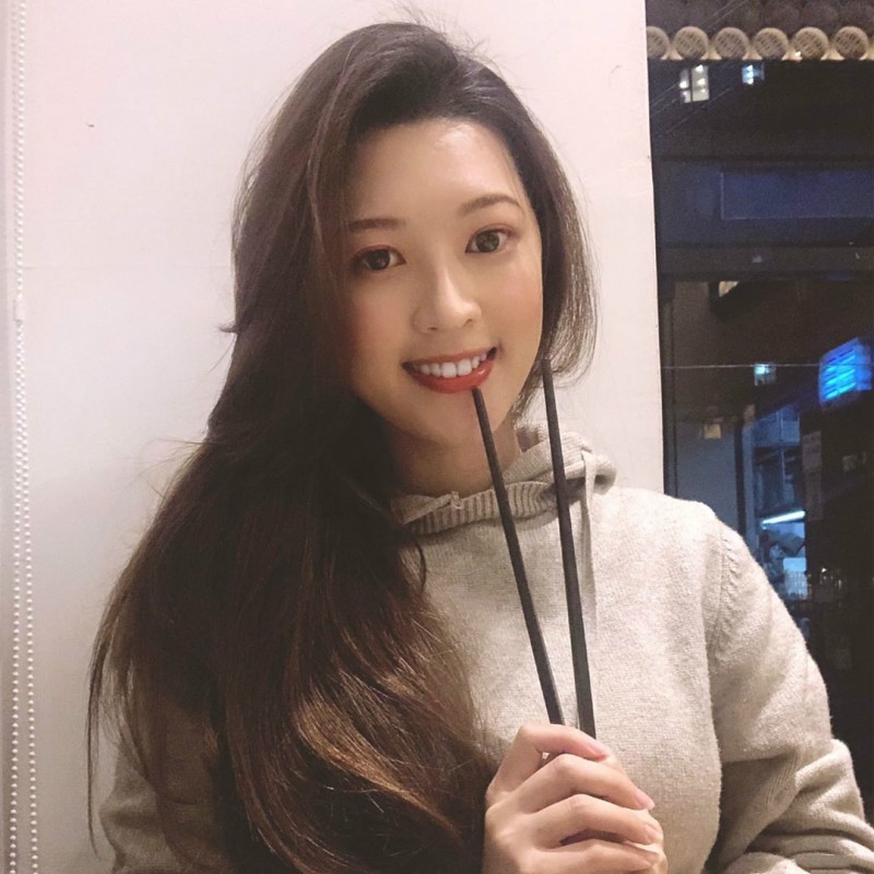 美女空姐Cynthia Li 紧身毛衣秀性感魔鬼身材