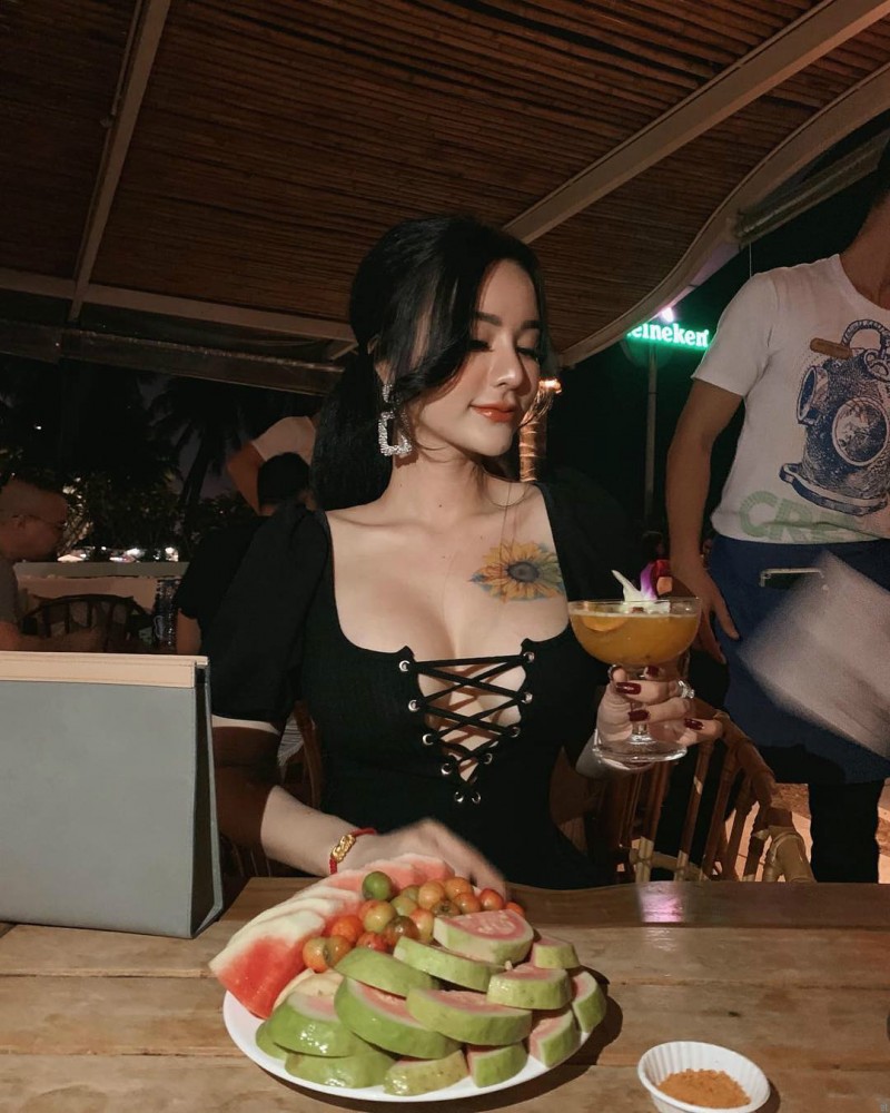 越南辣妹Tr&#432;&#417;ng Minh Chau 美女性感肉臀诱人