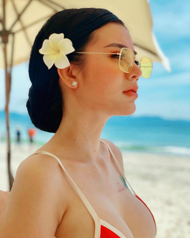 越南辣妹Tr&#432;&#417;ng Minh Chau 美女性感肉臀诱人