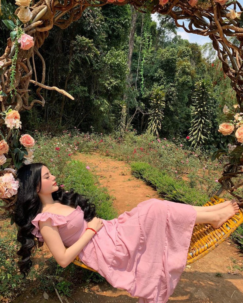 越南辣妹Tr&#432;&#417;ng Minh Chau 美女性感肉臀诱人