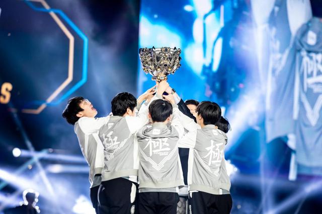 10年前的LOL官网：只有40名英雄，那时候盖伦都还没上线