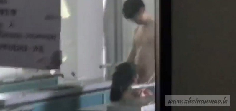 【捕鱼王】高二情侣躲实验室搓胸口jiao被同学偷拍视频遭疯传!