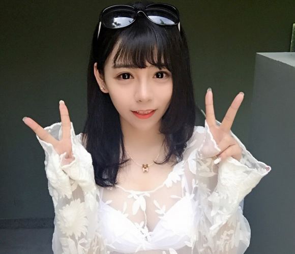 龙床上的呻吟声 四人一起吃顾想想