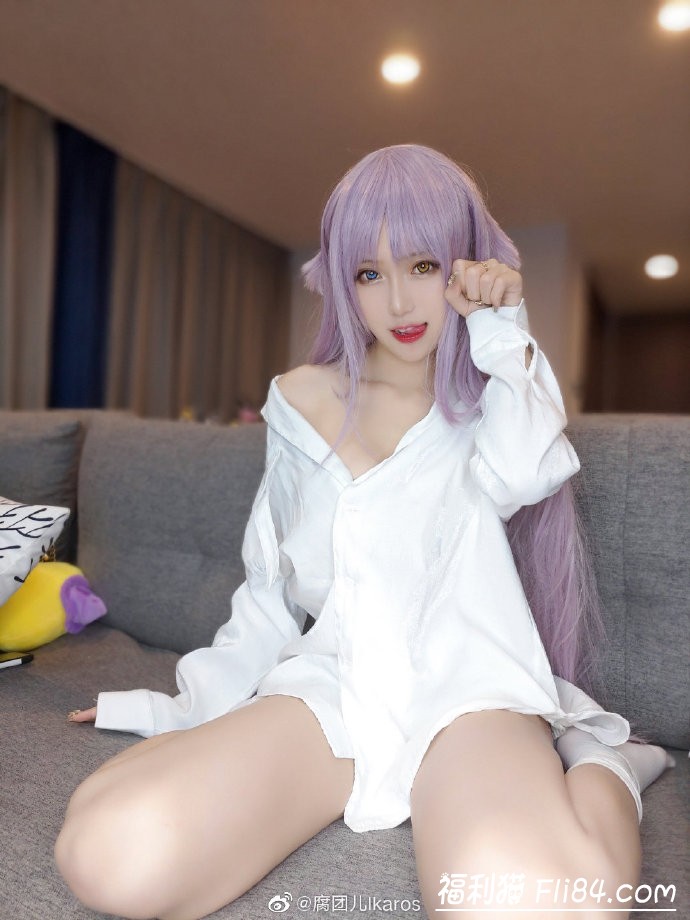 腐团儿微博晒cosplay照 看到中指没有美甲后网友不淡定了！