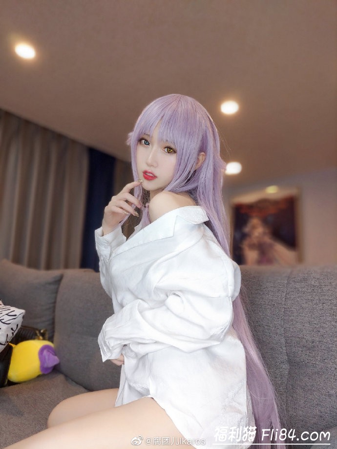 腐团儿微博晒cosplay照 看到中指没有美甲后网友不淡定了！