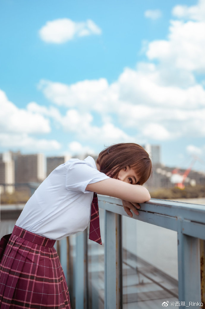 清纯短发美少女 学生服搭配黑色丝袜充满青春气息