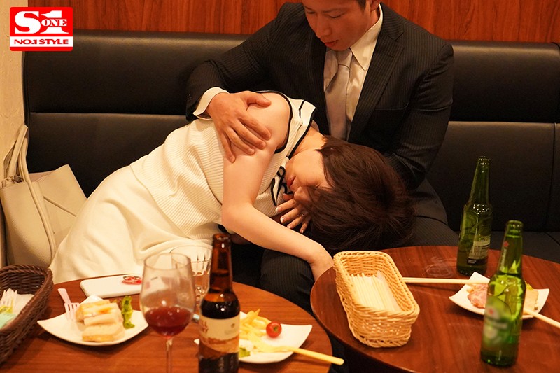 SSNI-878 ：巨乳人妻奥田咲一边讲著电话，一边全裸被前男友揉奶！