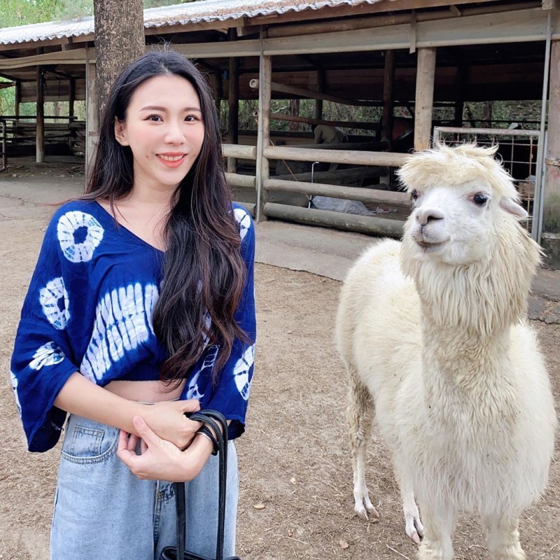 船长醒醒！高人气主持「巧芃Ponpon」甜美梨涡超迷人，乍现深水炸弹让全船都晕头！