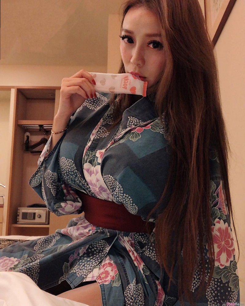 【捕鱼王】I级妖后张语昕浴袍辣照 爆乳妹子尺度大开只遮两点