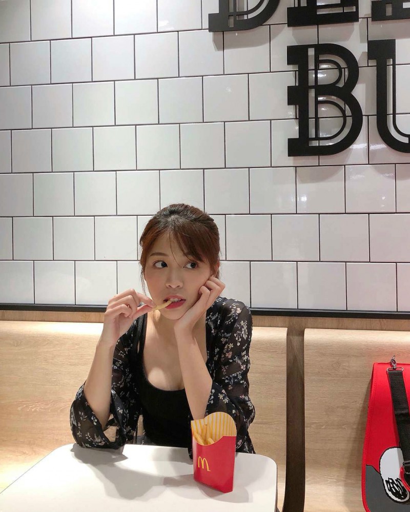 【捕鱼王】正妹空姐黄姵涵晒试穿比基尼照 性感火辣身材引发网友暴动