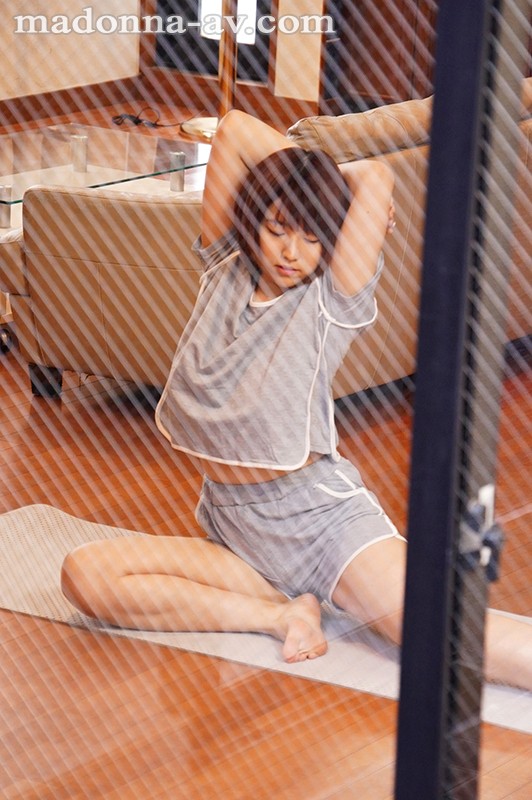 【捕鱼王】JUY-900:偷拍公寓对面巨乳女学生「松本菜奈実」自慰,强迫硬上了人家..