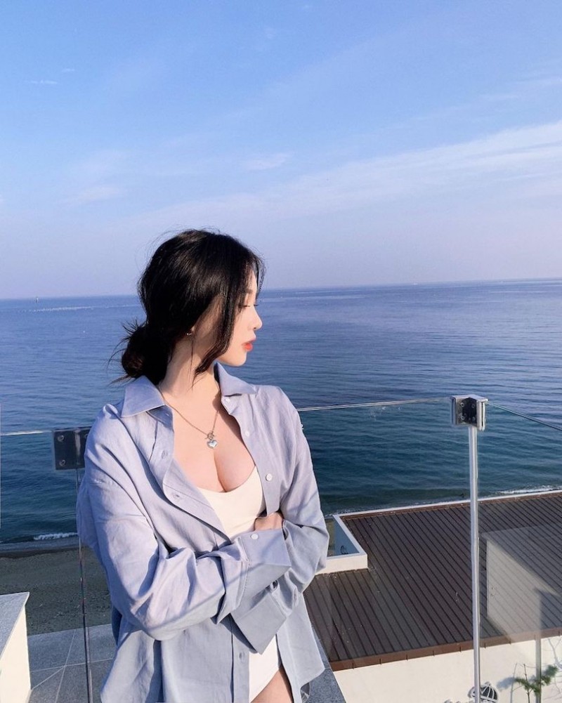 【捕鱼王】辣辣der!美正妹赏景「画面好低胸」,性感视角根本「海景第一排」!