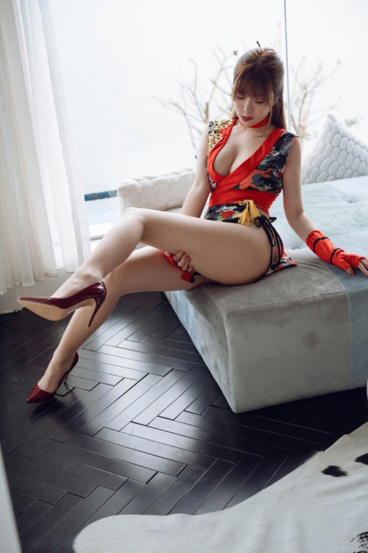【捕鱼王】日式旗袍露出极品美乳 白嫩美少妇王雨纯惹火写真。