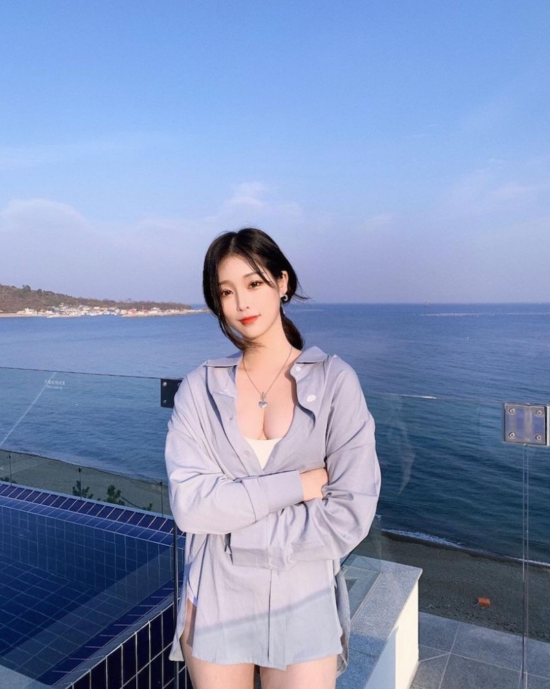 【捕鱼王】辣辣der!美正妹赏景「画面好低胸」,性感视角根本「海景第一排」!