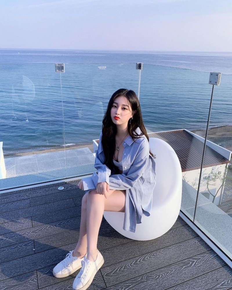 【捕鱼王】辣辣der！美正妹赏景「画面好低胸」，性感视角根本「海景第一排」！