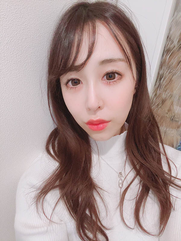 【捕鱼王】读者来信照登:宝生リリー(宝生莉莉)的胸部怎么凹进去了?