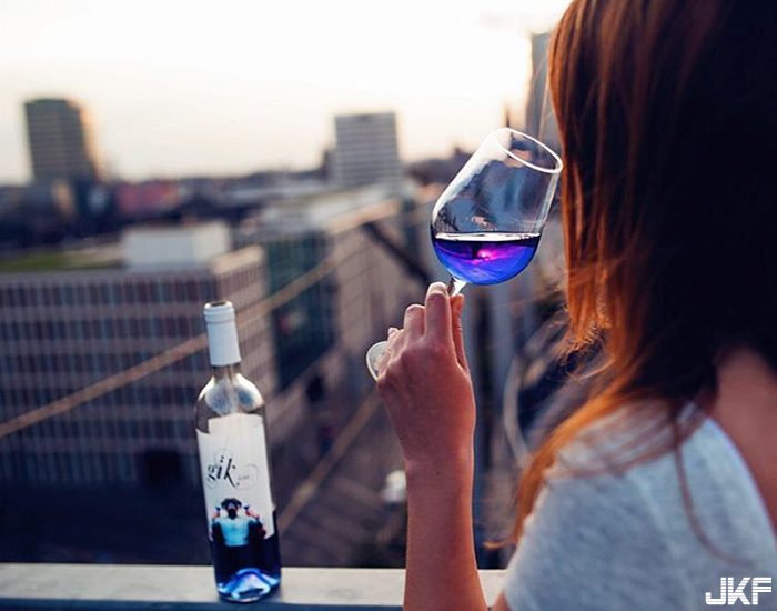 你從沒看過的藍色葡萄酒，彷彿讓你置身浪漫氣息之中！