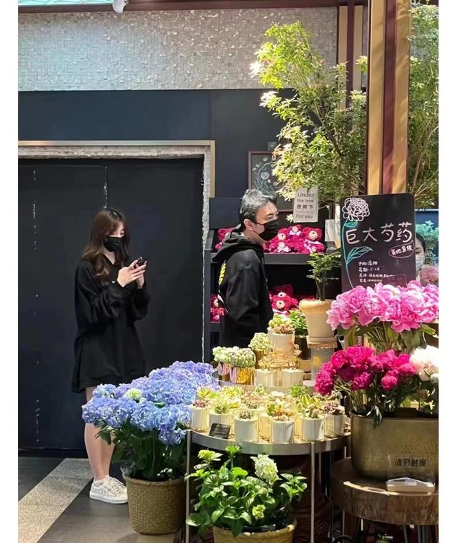 王思聪又换女友！深夜穿情侣装送花太浪漫，女方似圈内小花引猜测