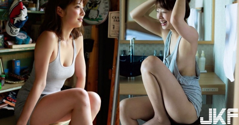 【捕鱼王】好害羞！正妹居家寫真「太過放鬆」寬鬆衣物不小心「側邊失守」！什麼都跑出來啦～