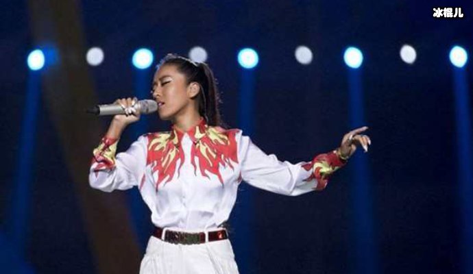 【捕鱼王】徐佳莹在《歌手当打之年》舞台上演唱歌曲《言不由衷》，感动众人