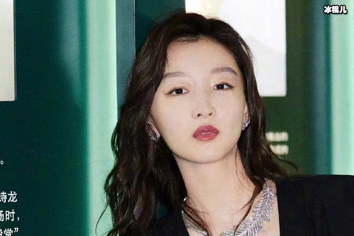 【捕鱼王】鲜艳时尚的风格少女气息十足，周冬雨在秋冬这么穿