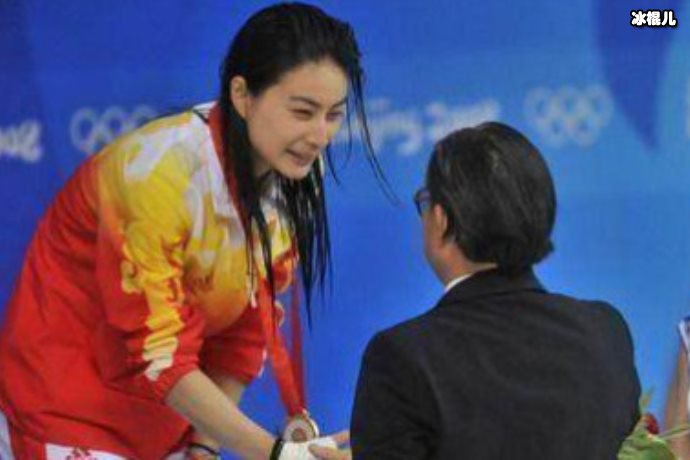 【捕鱼王】郭晶晶一家五口走机场,素颜穿着普通儿子乖巧懂事