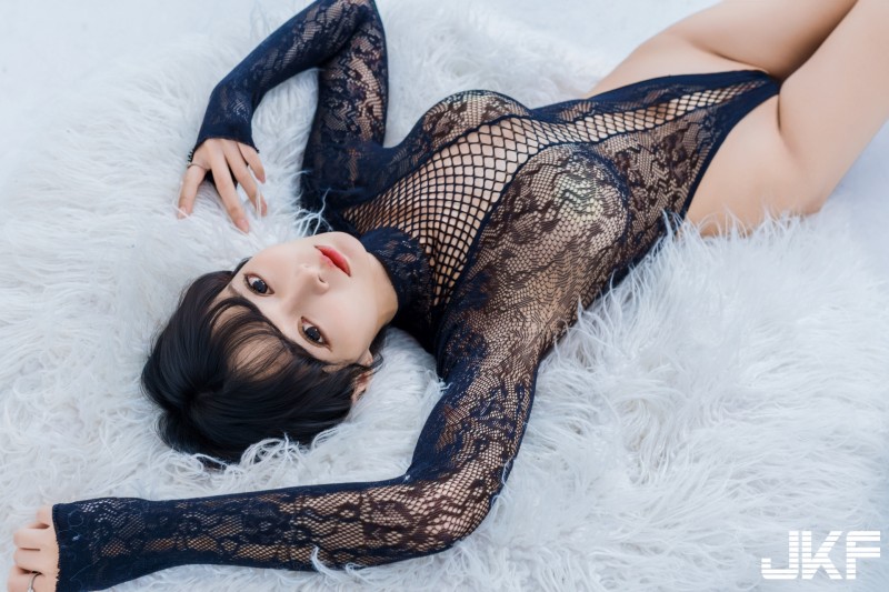 【捕鱼王】170cm高挑尤物「栗子」黑蕾絲連體裝誘惑！透膚高衩大曬逆天長腿蜜桃臀