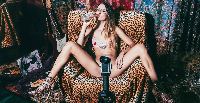 【捕鱼王】嗨到出水？！妹子白色底褲莫名濕一片　「敏感體被出賣」肉痕壓印超明顯