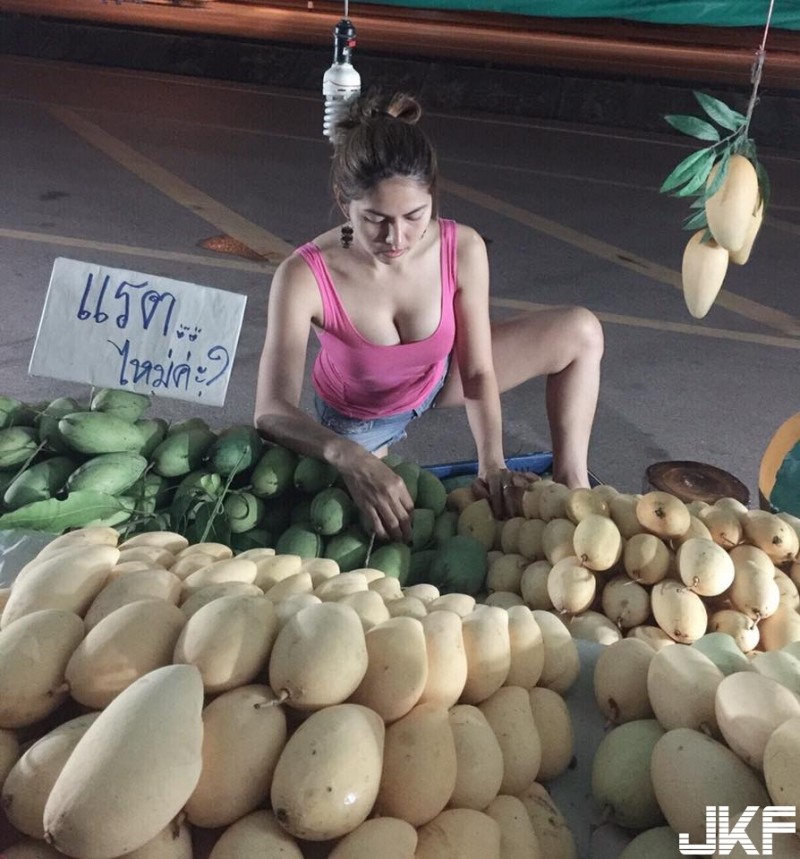 【捕鱼王】曼谷必去「爆乳芒果攤」！爆乳老闆娘邪惡視角，讓你「買兩粒送兩粒」！