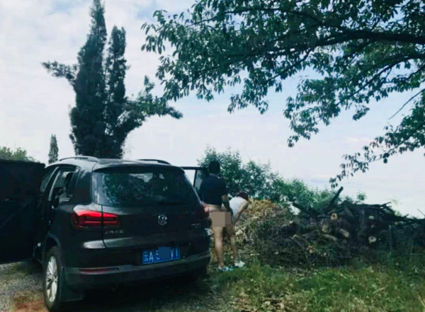 【捕鱼王】野外激情！離婚人妻偷啪黑衣男　「90度交纏」辣照流出…網友狂敲碗