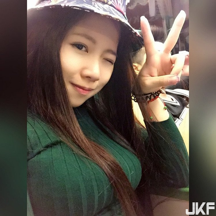 【捕鱼王】想當桌子！鋼圈「捆不住」的渾圓巨乳　不科學兇妹上衣快炸開了！