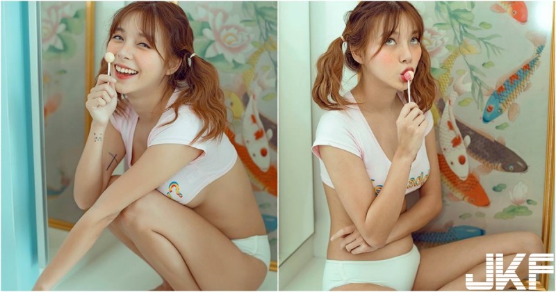 【捕鱼王】來一根棒棒糖！「俏皮奶妹」在家玩耍好會撩，超短上衣露出「渾圓南半球」！