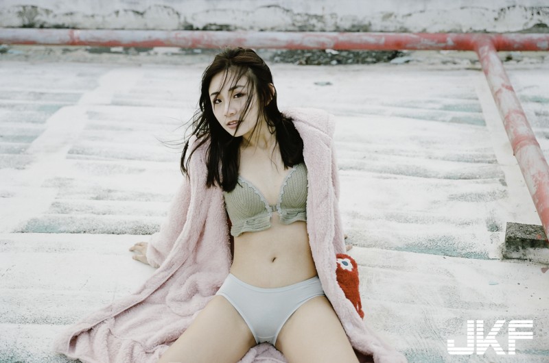 【捕鱼王】清秀可人的正妹「Hanna憨憨」天臺大膽秀苗條身材，貼身底褲「曲線好迷人」！