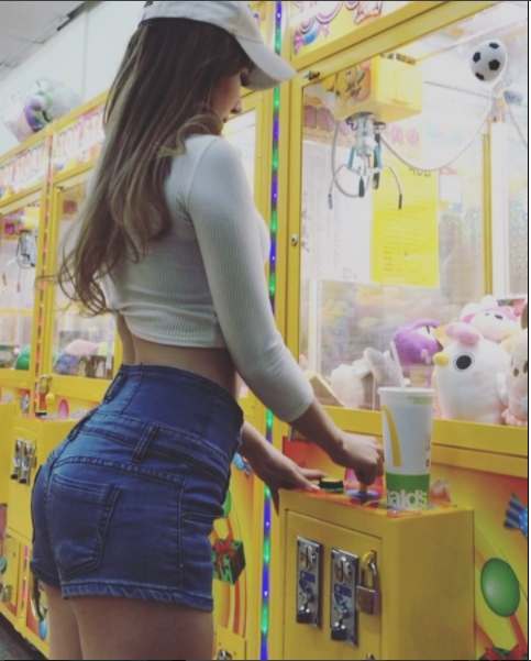 【捕鱼王】這我完全可以啊！翹臀美女夾娃娃機，火辣身材前凸後翹…拜託夾我好嘛！！