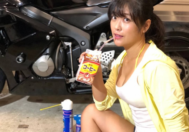 【捕鱼王】巨乳馬尾妹「國友愛佳」熱褲低胸小可愛修重機　鏡頭超邪惡「定格歐拜」胸前一覽無遺