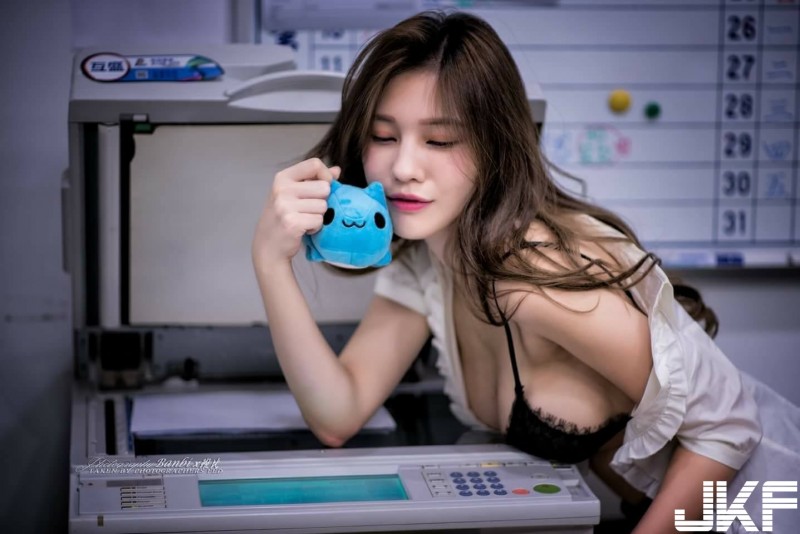 【捕鱼王】這樣太危險！「火辣OL」凶狠奶壓影印機！不知道會印出什麼東西…