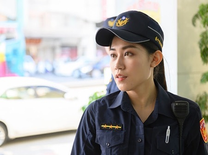 【捕鱼王】想被逮捕！正妹女警「李芷儀」迴旋踢制伏歹徒影片爆紅　深邃輪廓氣質超獨特