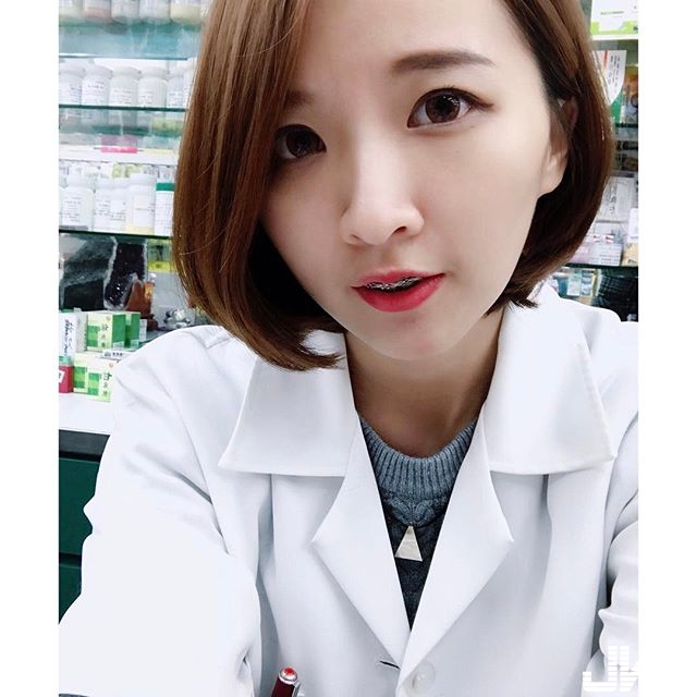 【捕鱼王】「峽谷級」深溝藥師，脫下白袍躺在床上玩手機，掉出渾圓飽滿美胸…..