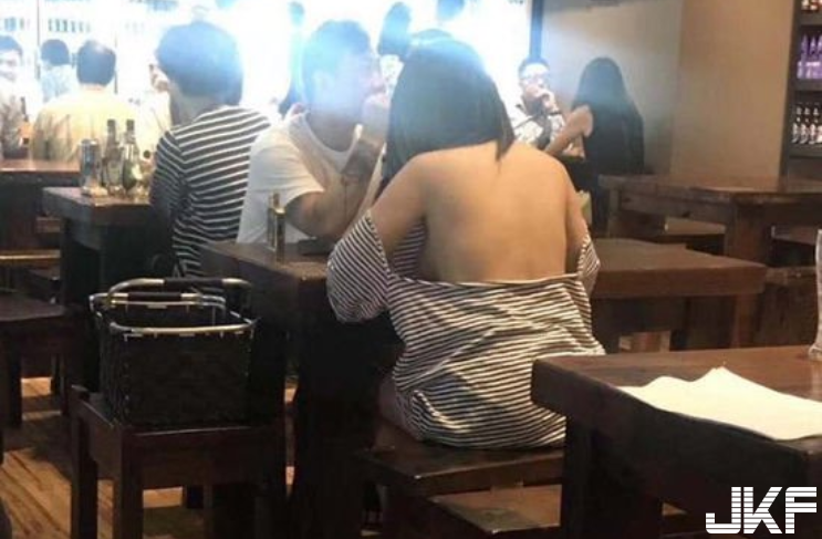 【捕鱼王】夏天到！奇葩秀乳妹爽吃麵　「渾圓飽滿形狀」全露出…男人都酥麻了