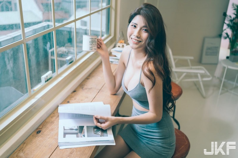【捕鱼王】咖啡廳裡的美乳長腿女神「Joanna沐沐」，看書時的北半球讓人臉紅！