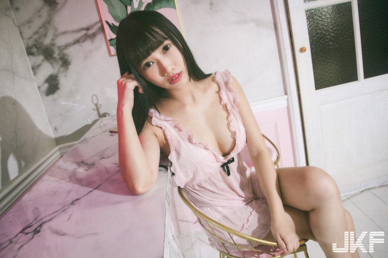【捕鱼王】美胸少女「又又」詮釋清純與情慾，誘人的若隱若現內睡衣，裙邊交叉的白皙大腿真迷人！